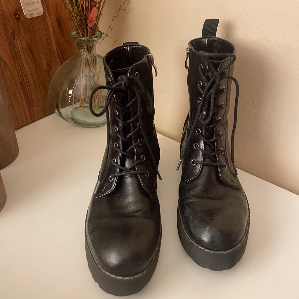 Combat boots
